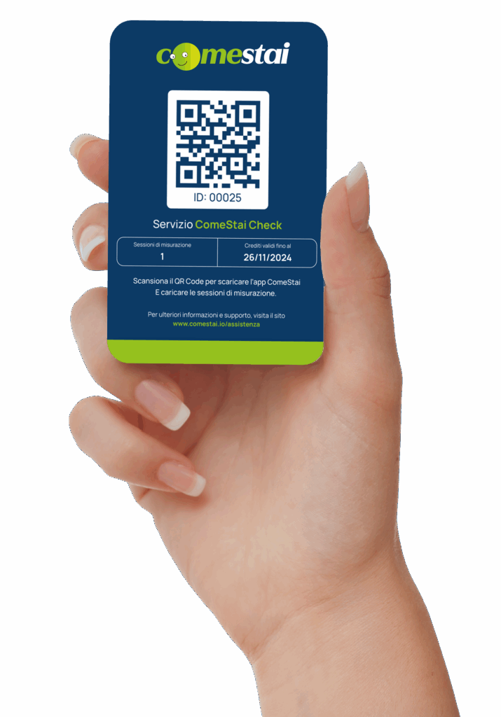 Card comestai Check con QR code tenuta in mano